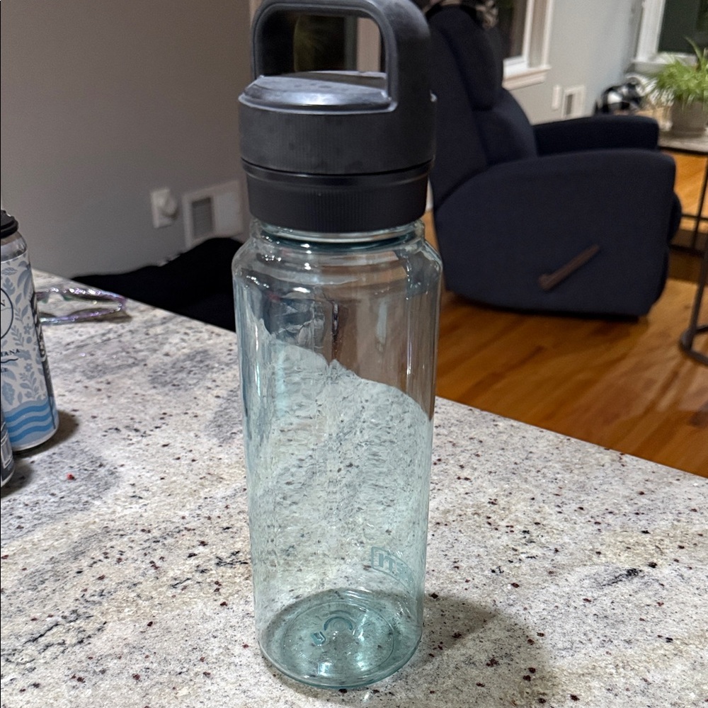 Yeti yonder  Water Bottle with Black Lid 1L